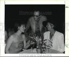 1989 Press Photo Attendees at the Independence Day Celebrate Cafe Art picture