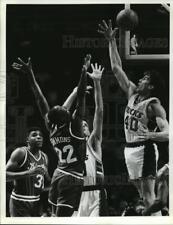 1991 Press Photo Frank Brickowski blocks Lionel Simmons' during basketball game. picture